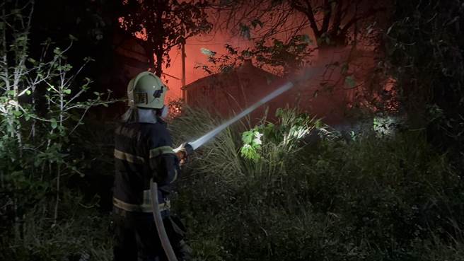 嘉义县有名的「松山土窑羊肉」今晚7点传出火警，消防人员持续出水抢救中。（嘉义县消防局提供／吕妍庭嘉义传真）