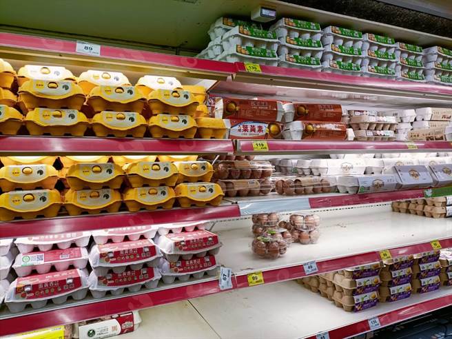 全台各大超市卖场在蛋荒前，架上摆放各种厂牌的鸡蛋供民眾选择。（陈淑娥摄）