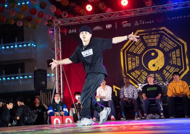 今晚在东方文化色彩浓厚的嘉义市九华山地藏庵广场上演史上第一场东西方合併的街舞赛事「天下舞道会」。（嘉义市政府提供／吕妍庭嘉义传真）