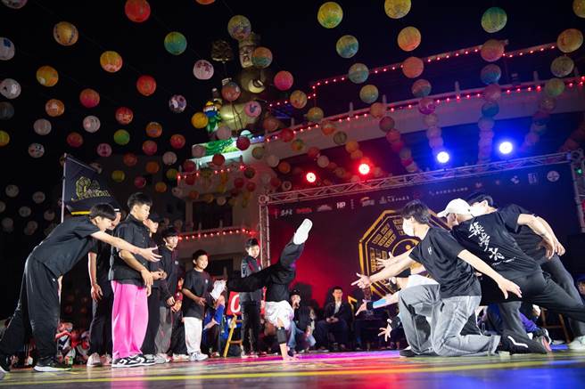 今晚在东方文化色彩浓厚的嘉义市九华山地藏庵广场上演史上第一场东西方合併的街舞赛事「天下舞道会」。（嘉义市政府提供／吕妍庭嘉义传真）