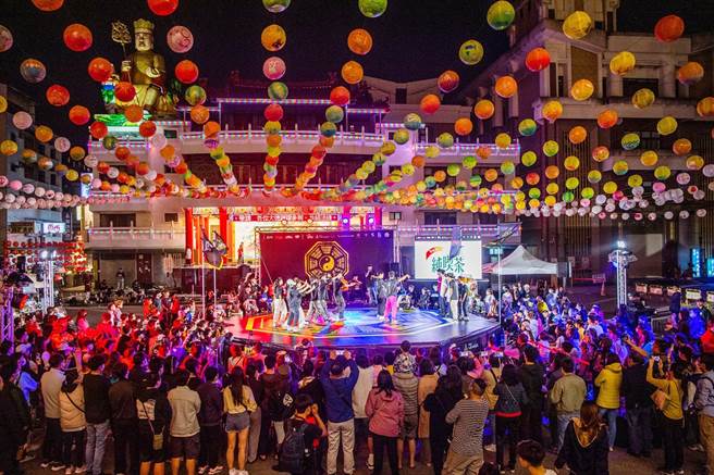 今晚在东方文化色彩浓厚的嘉义市九华山地藏庵广场上演史上第一场东西方合併的街舞赛事「天下舞道会」，吸引许多民眾到场观赛。（嘉义市政府提供／吕妍庭嘉义传真）
