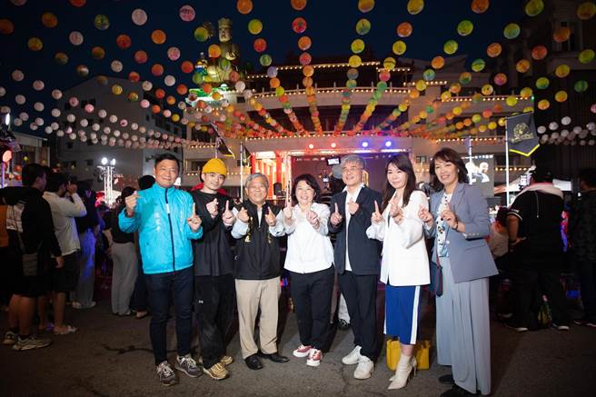 在「天下舞道会」的活动会场，各界来宾合影留念。（嘉义市政府提供／吕妍庭嘉义传真）