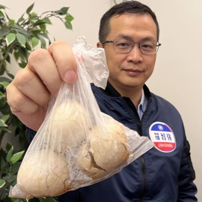 羅智強好不容易買到三顆單價18元的茶葉蛋，分給家人後，才覺得自己也好想吃。（圖／取自羅智強臉書）