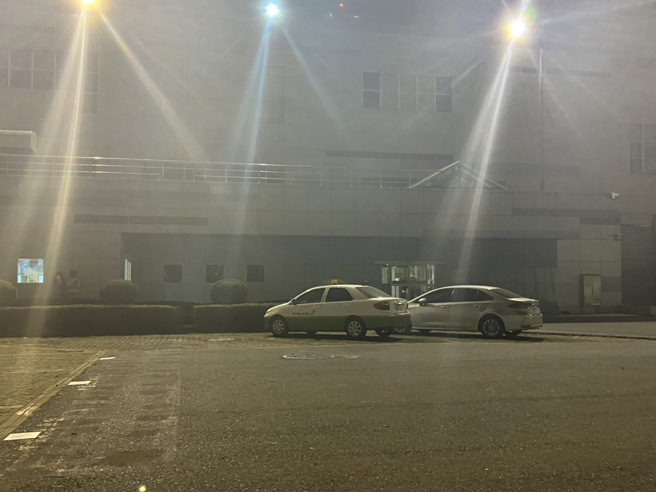 商务中心已关上大门。（孙伊萱摄）