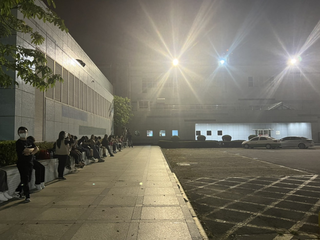 大批粉丝扑空。（孙伊萱摄）