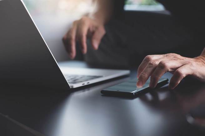 彰化县警局某分局负责督业务的二组组长，下班时间在办公室看A片，浑然不觉竟然被侧录，还向高层检举，彰化县警局调查后，记1支申诫处分。（示意图／Shutterstock）