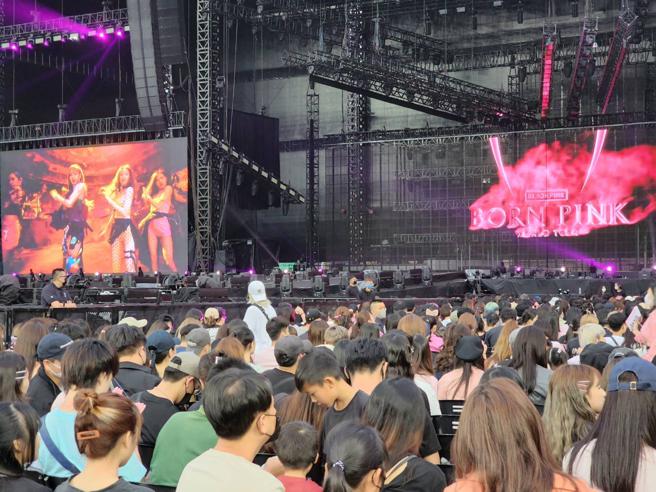 BLACKPINK连续开唱，9万粉丝唱旺高雄经济