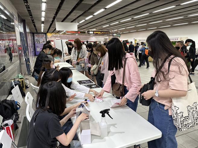 BLACKPINK连续开唱，9万粉丝唱旺高雄经济