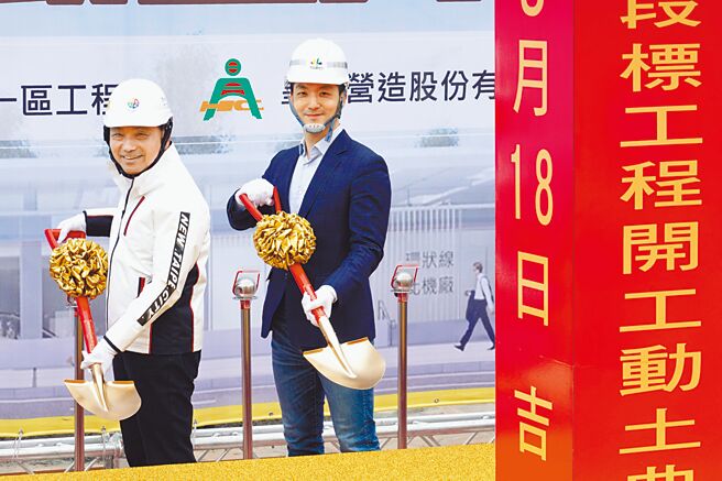 新北市長侯友宜、台北市長蔣萬安18日出席捷運環狀線北環段開工動土儀式，一同動鏟。（姚志平攝）