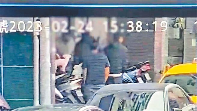 69岁阿伯争风吃醋，当街强押25岁「情敌」谈判。（警方提供）