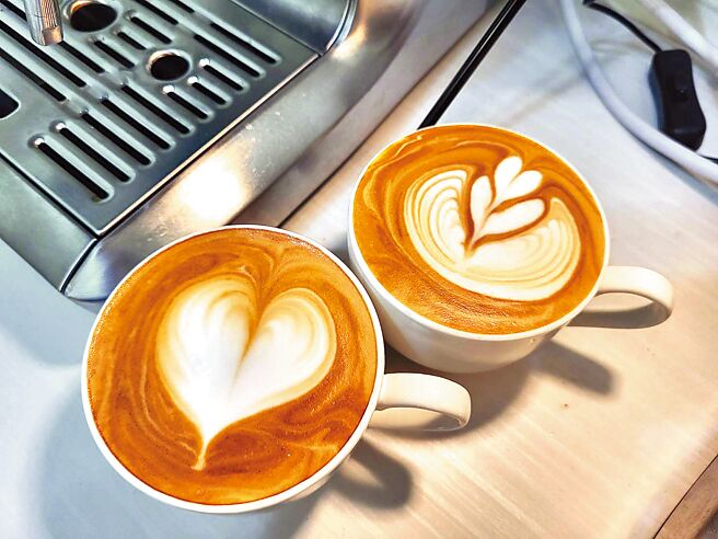 咖啡富含多酚类物质，具有抗氧化功效；丹麦研究显示，咖啡加牛奶抗发炎效果翻倍。（陈人齐摄）