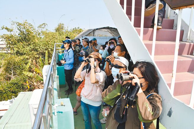 「2023鹰扬八卦赏鹰活动」18日上午在芬园乡文德国小揭幕，吸引来自各地赏鸟人士，欣赏八卦山的天空「鹰姿焕发」。（吴敏菁摄）