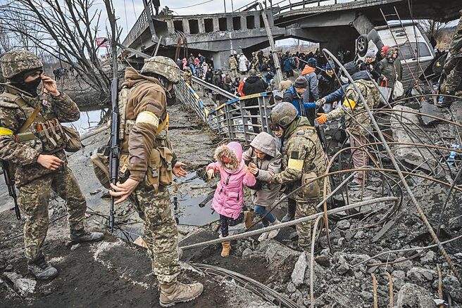 國際刑事法院18日以非法將烏克蘭兒童遷移出境涉犯戰爭罪為由，對俄羅斯總統普丁發布逮捕令。圖為俄烏戰火下遭救出的兒童。（摘自烏克蘭總統澤倫斯基臉書）