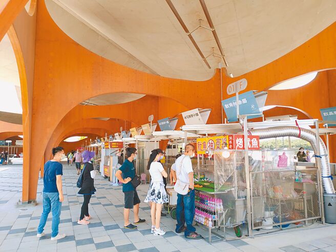新竹渔港「波光市集」因没有座位区，大家只能立吞，不少游客觉得无法好好享用美食。（陈育贤摄）