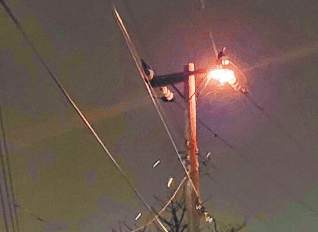 桃园市观音区电杆顶端近期常发生起火事件，团团火光宛如发炉，地方民代建议台电加强巡检，台电表示将加强碍扫作业，避免盐雾害影响导致火花产生。（吴进昌提供／蔡明亘桃园传真）