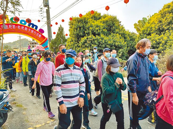 台中太平區公所為推廣在地農產品與觀光，18日上午於太平區聖和宮舉辦親子健行，逾2000位民眾湧入。（太平區公所提供／潘虹恩台中傳真）