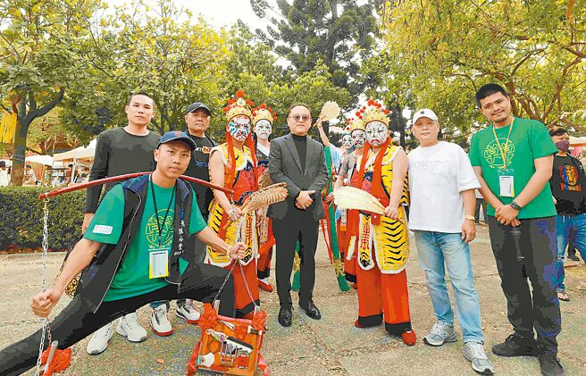 文化部長史哲（中著黑衣者）參與第15周年的草草戲劇節，體驗活動的多元性後，誇讚「草草戲劇節一點也不草草」。（嘉義縣政府提供／呂妍庭嘉義傳真）