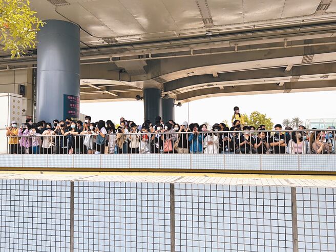 近200名粉丝特地到机场接机。（崔正纲摄）