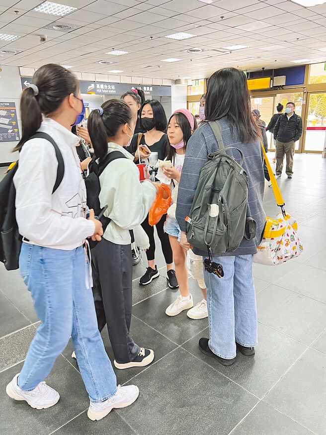 小S昨被直击带女儿准备南下欣赏BLACKPINK的演唱会。（「时报周刊CTWANT」提供）