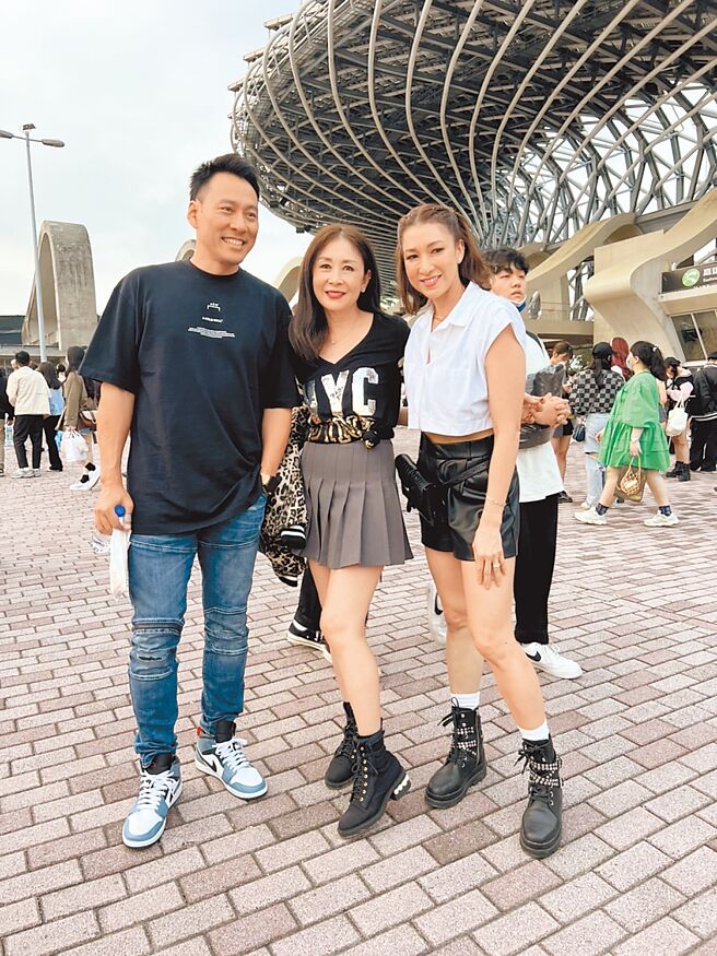 艾力克斯（左起）、曲艾玲、李咏娴昨到高雄朝圣BLACKPINK演唱会。（孙伊萱摄）