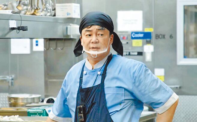 白種元因設備不足導致製作餐點時間延遲，感到壓力很大。（中天綜合台提供）