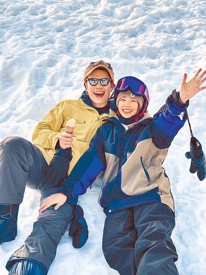 陈志强和曾智希第一次体验滑雪就深深爱上。（摘自脸书）