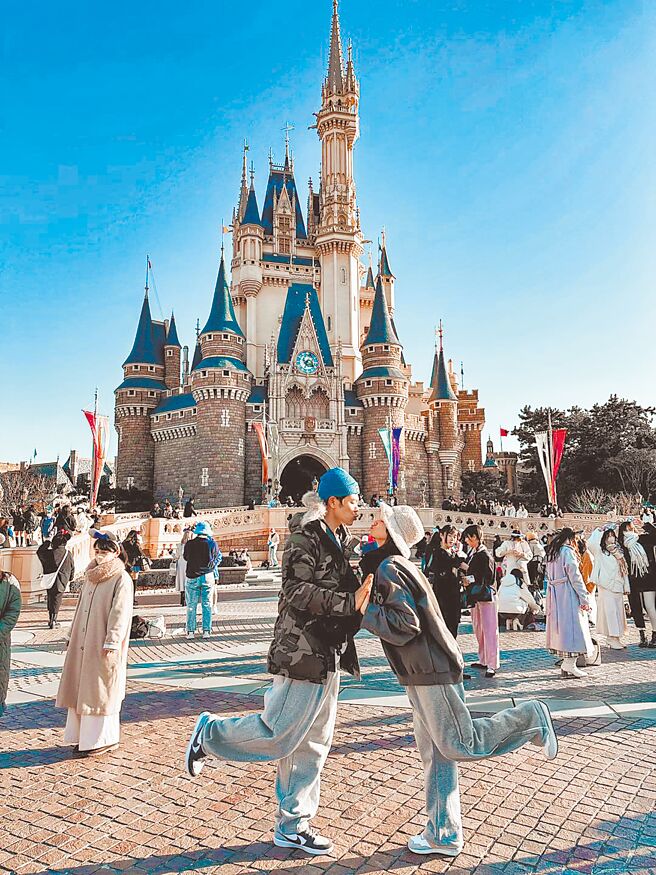 夫妻俩去迪士尼甜蜜合影。（摘自脸书）