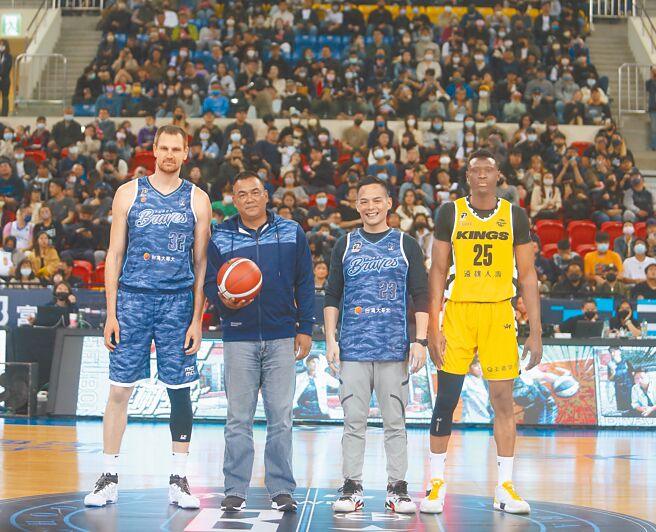 台湾大总经理林之晨（右二）穿着富邦勇士与富邦悍将推出的联名款主题球衣，与富邦悍将二军总教练陈金锋（左二）一同担任开球嘉宾。（陈怡诚摄）