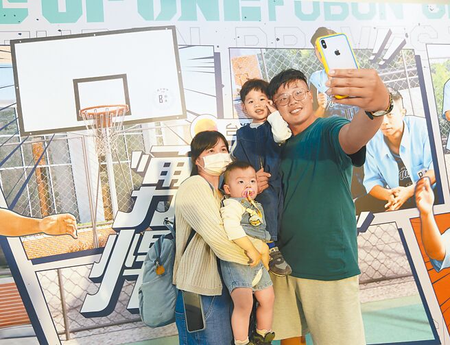 热情球迷全家出席同乐，在看板前玩自拍。（陈怡诚摄）