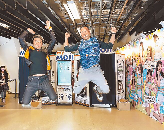 台湾大总经理林之晨（右）与商务长林东闵童心未泯，玩起跳跃游戏。（陈怡诚摄）