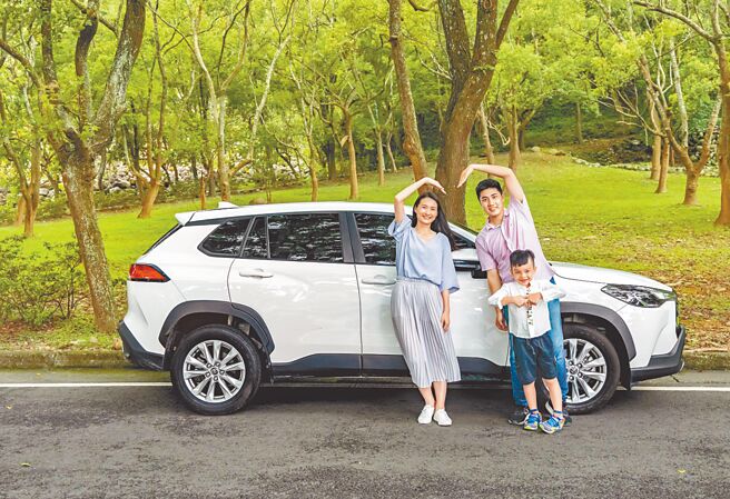 為了響應政府家庭育兒政策，打造更友善的育嬰環境，解決家庭用車需求痛點，和運租車推出「與你『童』行」親子租車優惠方案（見圖），即日起至5月31日，凡家中有0至6歲以下兒童或懷孕中的媽媽，於平日租車時加購安心服務，取車時只要出示孕婦健康手冊（媽媽手冊）或家中孩童的健保卡，便可享有租金3折優惠，以更安心、彈性的方式帶上家中寶貝一起快樂出門。（和泰汽車提供）