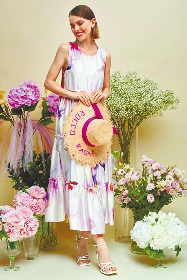 VEGA Rocco Ragni絲質印花洋裝，售價38400元。（遠東SOGO百貨）