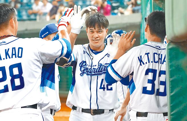 富邦悍将杨瑞承18日在官办热身赛7局下替补上阵敲出3分炮。（富邦悍将提供）