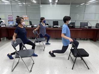用椅子做瑜珈就能防跌 文山區健康中心將推線上課程
