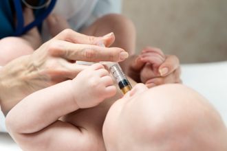 摔碎口服疫苗連玻璃餵給4月大嬰兒 天兵護理師下場慘了