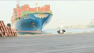 「船」禍影片瘋傳！7.4萬噸貨輪「90度直撞」高雄港碼頭