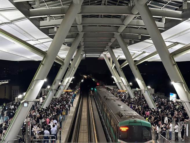 高雄捷运展开班次加密疏运人潮，2日总运量破50万人次。（翻摄照片／崔正纲高雄传真）