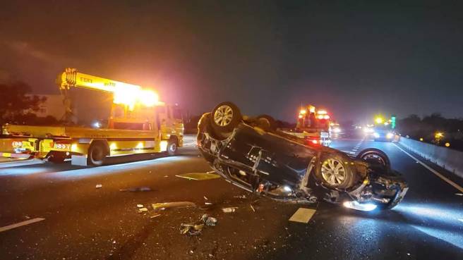 国道1号彰化段北向204.3公里处20日凌晨发生一起重大车祸，包括大客车、联结车、货车、自小客车等共10辆车撞在一起（翻摄爆料公社／吴建辉彰化传真）