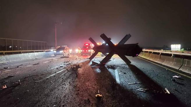 由于现场货车上载有大型钢梁等物品，因撞击力道过猛车上物品散落一地，导致全线封闭。（翻摄爆料公社／吴建辉彰化传真）