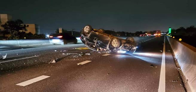 共在现场发现有6男1女受伤，所幸皆意识清醒，随即将其分送到彰化基督教医院及秀传纪念医院治疗。（翻摄爆料公社／吴建辉彰化传真）