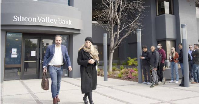 今年3月14日（当地时间13日）民眾在美国加州圣克拉拉市硅谷银行总部门前排队，等候办理业务。（图／中新社）