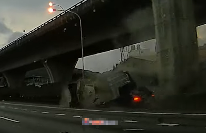 国一龟山段北上发生一辆宾士车高速衝向前方货车车尾，宛如「飞弹」击中货车，货车先是被推着开了一大段路，接着车体翻覆四分五裂。（翻摄自YouTube频道「WoWtchout - 地图型行车影像分享平台」）