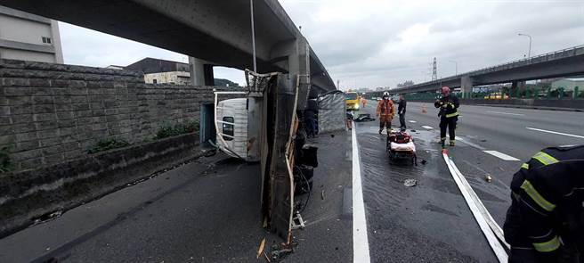 45岁的黄姓男子19日6时许驾驶宾士轿车高速撞飞前方54岁吴男驾驶的小货车。(翻摄照片／蔡依珍桃园传真)