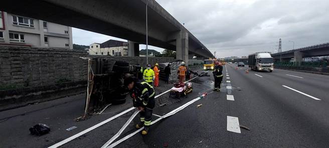 45岁的黄姓男子19日6时许驾驶宾士轿车高速撞飞前方54岁吴男驾驶的小货车。(翻摄照片／蔡依珍桃园传真)