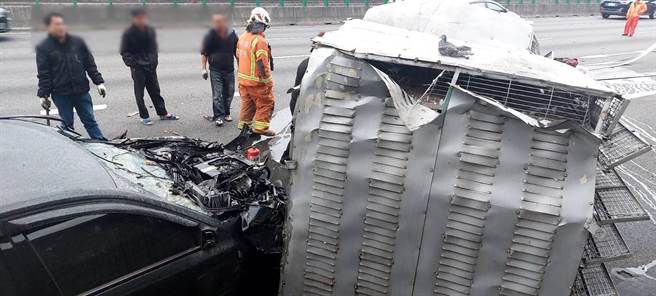 45岁的黄姓男子19日6时许驾驶宾士轿车高速撞飞前方54岁吴男驾驶的小货车。(翻摄照片／蔡依珍桃园传真)