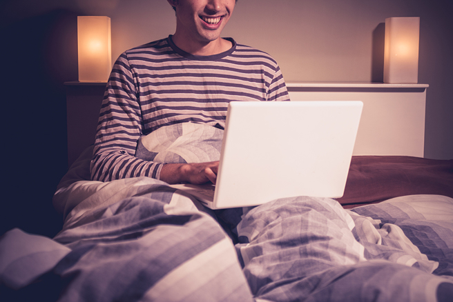 朱男网恋一年多，从没真正见过女友，还陆续喷了35万元，没想到女方竟然是好友的老婆，让他相当崩溃。（示意图／达志影像）