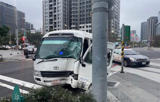 小巴撞上路边号志灯杆，车头严重凹陷。（警方提供）