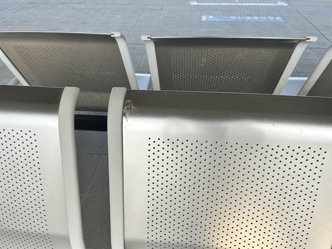 捷运站因鸟类过多，遍地都是鸟粪，月台地面、座位区都受到波及，令清洁人员表示「清不完！」。（崔正纲摄）