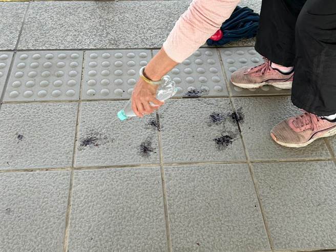 清洁人员加水将鸟粪软化。（崔正纲摄）