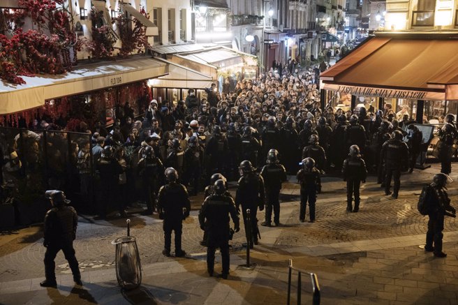 法国总理柏纳（Elisabeth Borne）16日于国民议会宣布动用宪法第49.3条，强制通过退休制度改革法案，将法定退休年龄从62岁延后至64岁后，反对阵营大反攻的时刻到了。(图/美联社)
